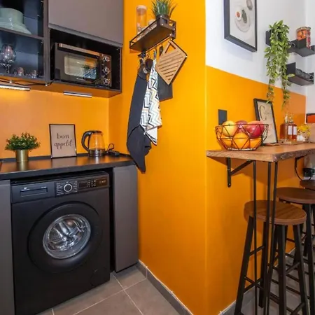 Charming 1-bedroom Old Town & Beaches Just Steps Away Holiday home