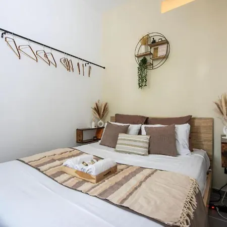 Charming 1-bedroom Old Town & Beaches Just Steps Away Antibes